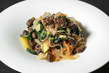 Салат из японской лапши с мраморным мясом