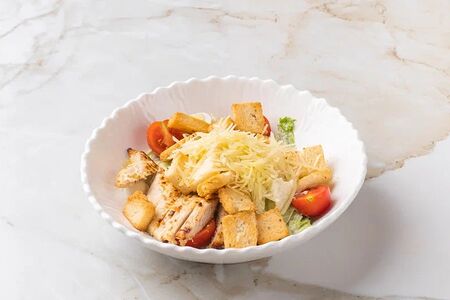 Салат Цезарь с цыпленком