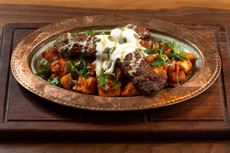 Рубленое мясо с томатным соусом и тахином Domates Soslu Tahinli Kebap