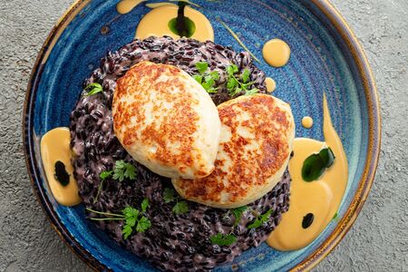 Щучьи котлетки с риззото неро и сливочным биском