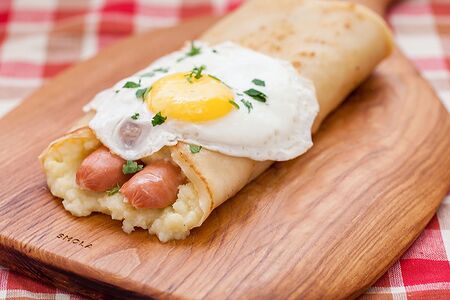 Блин с глазуньей и сосиской