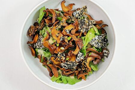 Хрустящие шиитаке с листьями салата, кунжутом и трюфельной заправкой
