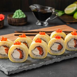 Ролл с лососем и икрой в блинчике