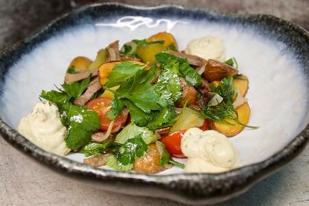 Теплый салат с говяжьим языком