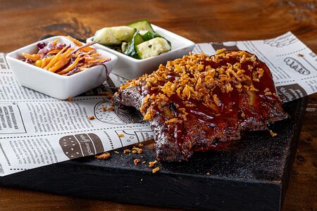 Ребра барбекю с луком фри