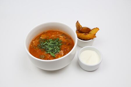 Солянка на копченых ребрах с языком