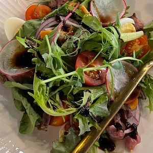 С ростбифом, перепелиным яйцом и опятами