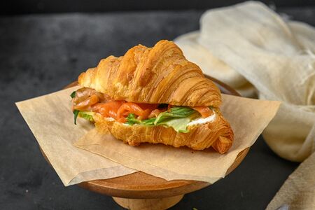 Круассан с лососем