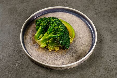 Брокколи с гуакамоле и авокадо