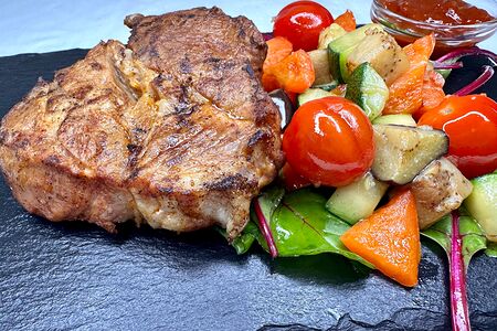 Стейк из свинины под дижонским соусом с овощами
