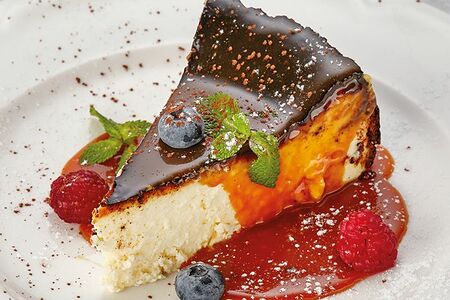 Обожженный чизкейк с соусом соленая карамель