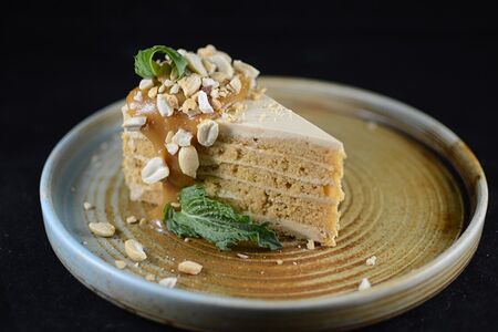 Карамельный торт с орешками