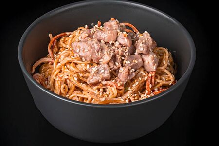 Яичная лапша с курицей в сливочном соусе