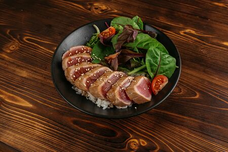 Стейк из тунца с соусом унаги