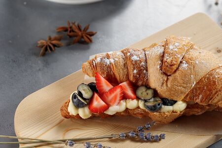 Круассан со свежими ягодами и сливочным кремом