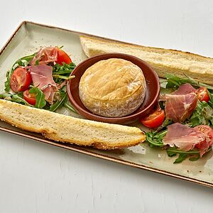 Запечённый камамбер с гренками, рукколой и пармской ветчиной