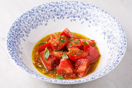 Свежие томаты с соусом из цитрусов и базилика