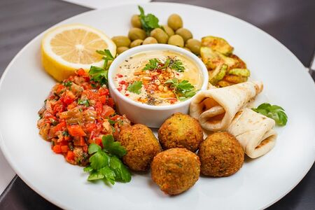 Фалафель на тарелке
