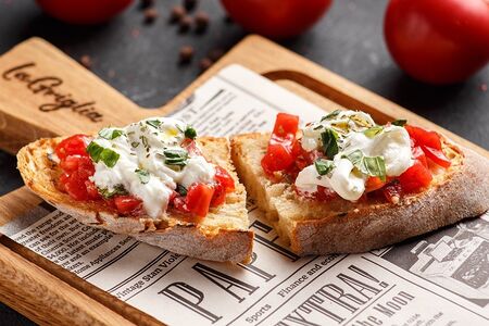 Брускетта с сыром страчателла и томатами