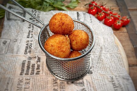 Сырные шарики с острым перцем и беконом