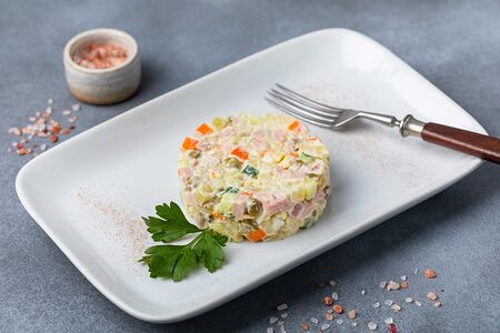 Салат Оливье с ветчиной