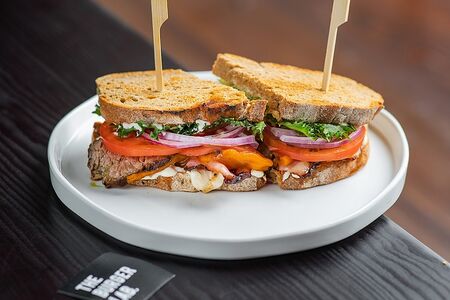 Сэндвич с ростбифом и беконом