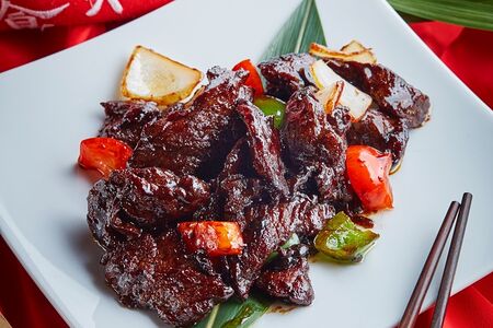 Говядина в соусе из черных бобов