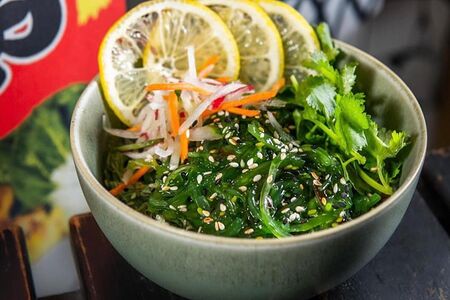 Салат чука с ореховым соусом