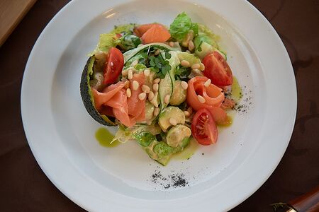 Салат с подкопчённым лососем и авокадо