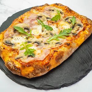 Пицца с ветчиной и грибами