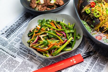 Овощной салат с морковью и огурцом