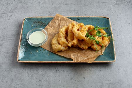 Кольца кальмара с соусом