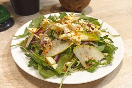 Салат с рукколой, грушей и голубым сыром