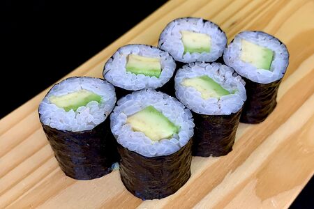 Ролл с авокадо классический