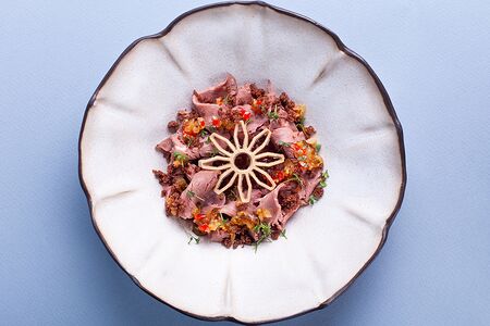 Говядина конфи с соусом бонито