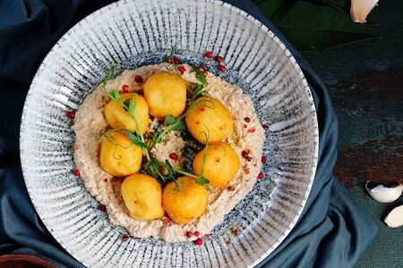 Сырные шарики с соусом баже