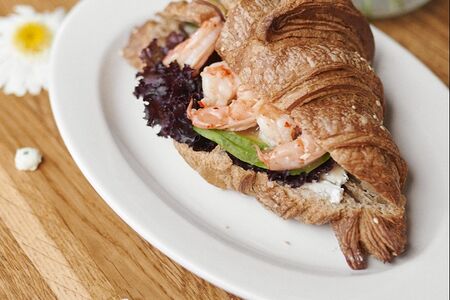 Круассан с креветкой