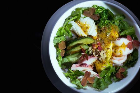 Боул салат с морепродуктами