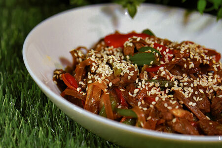 Wok с гречневой лапшой телятина