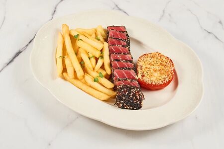 Стейк из тунца с картофелем фри и томатом аль франо