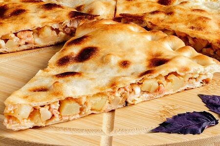 Тонкий пирог с беконом и картофелем