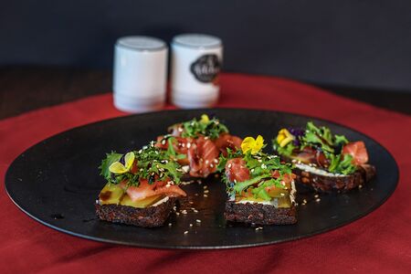 Брускетта с красной рыбой