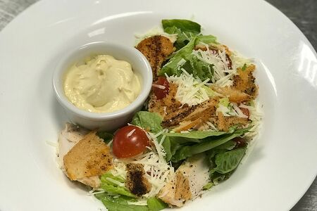 Салат Цезарь с курицей