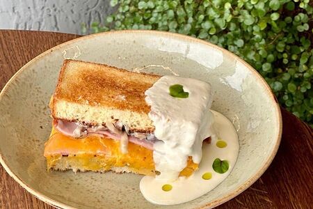 Сэндвич Крок-месье с окороком и вешенками