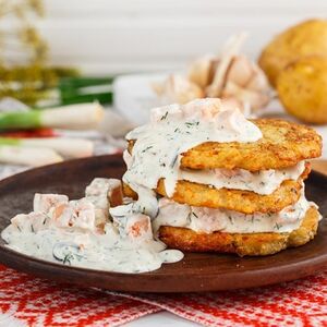 Драники со свининой и грибами в сливочном соусе