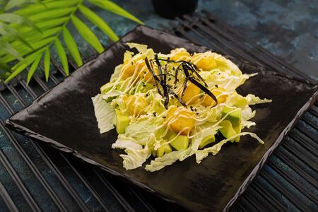 Салат с авокадо и тофу фри