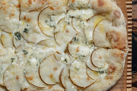 Пицца с грушей и горгонзолой