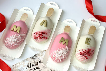 Набор пирожных Эскимо с разными вкусами и тематическим декором на День Матери