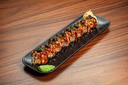 Ролл с крабом и авокадо