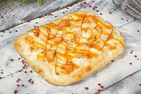 Римская пицца с цыпленком терияки и грушей